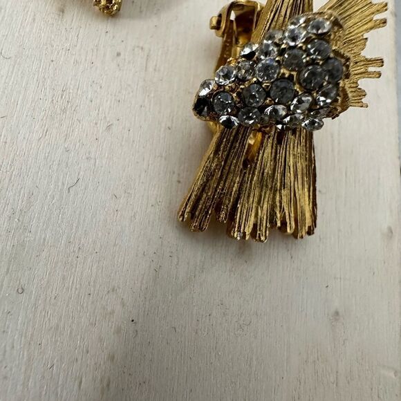 Vintage Hattie Carnegie Rhinestone Burst Gold Tone Clip On Earring - Picture 2 of 7